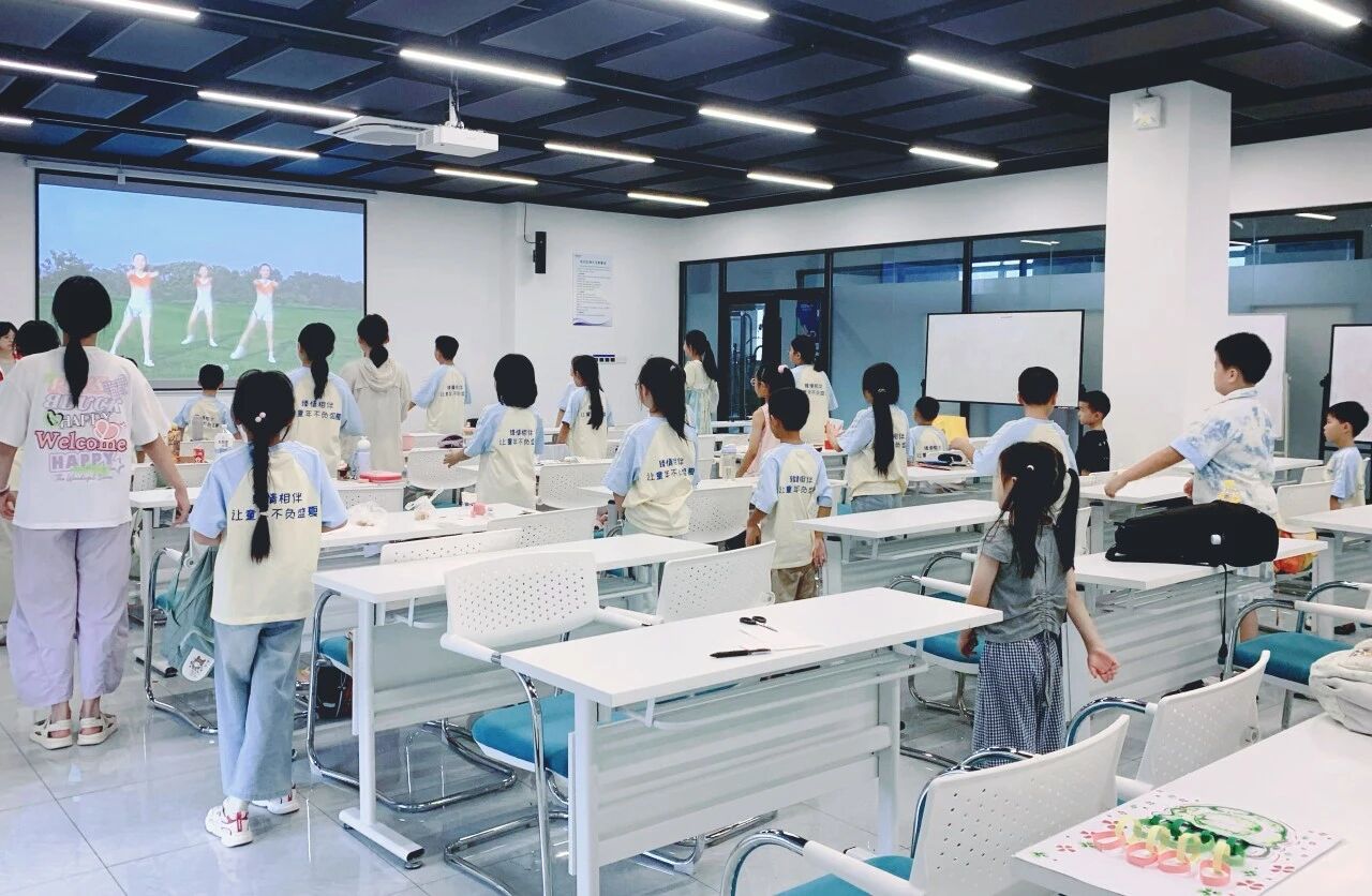 托管进厂区、安心度暑假——“小龙人”暑期公益托营暖心护航,破解员工暑期育儿难题(图2)